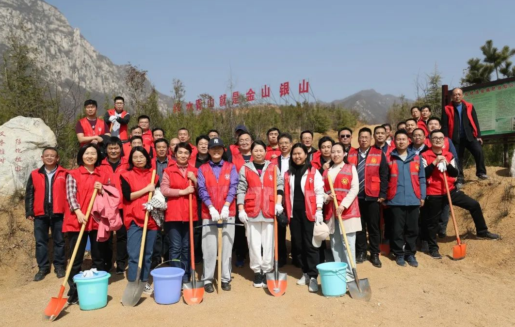省檢察院機(jī)關(guān)干警積極參加義務(wù)植樹(shù)活動(dòng)